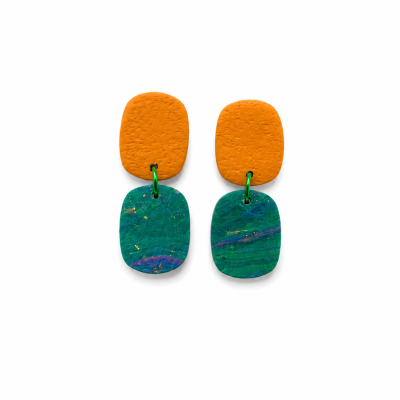 Brincos em duas partes laranja e verde com padrão marmoreado