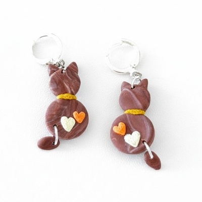 Brincos de gatos castanhos com corações laranja e branco em argola prateada