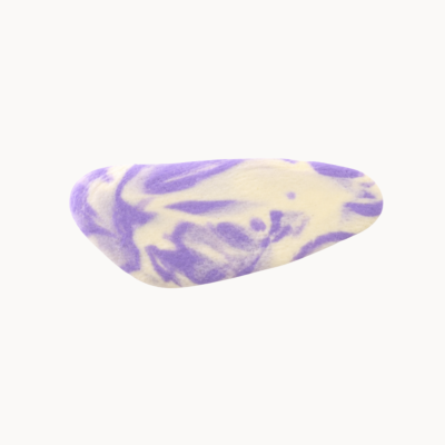 Sabonete oval lilás e creme marmoreado