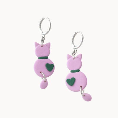 Brincos de argola com pendente em forma de gato cor-de-rosa de argila polimérica com colar e coração verde