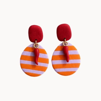 Par de brincos ovais laranja lilás com pendente vermelho e encaixe vermelho