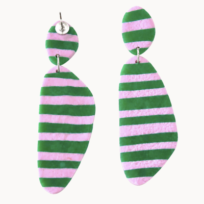 Brincos ovais às riscas cor-de-rosa e verde com fecho prateado.