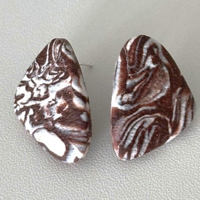 Par de brincos castanhos e brancos com padrão marmoreado