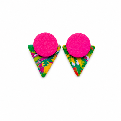 Brincos triangulares multicolor com círculo rosa neon texturizado em fundo branco