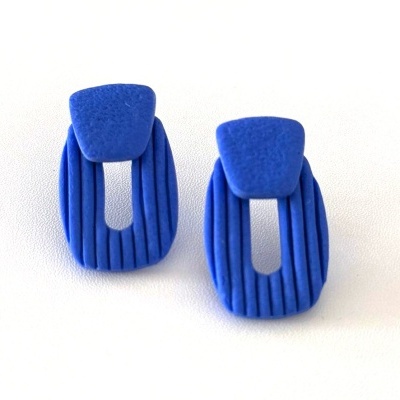 Brincos azuis geométricos com textura riscada