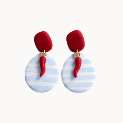Brincos com base vermelha, pendente oval às riscas azuis e brancas com pingente curvado vermelho
