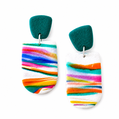 Brincos coloridos em massa polimérica com padrão riscado multicolorido.
