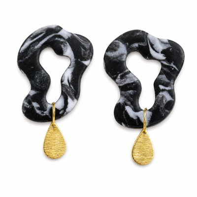 Brincos irregulares preto e branco com pendente dourado