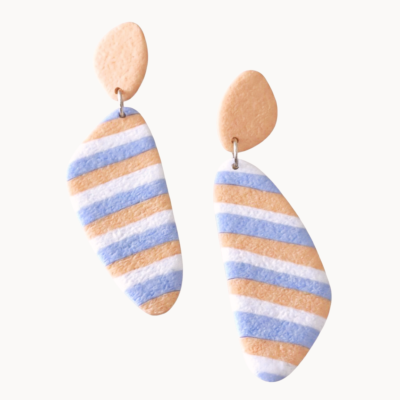 Brincos ovais com riscas azul, branco e bege