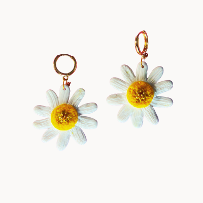 Brincos com argola dourada e pendente em forma de flor margarida branca
