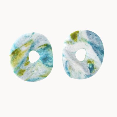 Par de brincos argola marmoreados azul, verde e branco