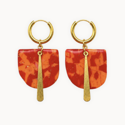 Brincos dourados com resina vermelha e detalhe dourado