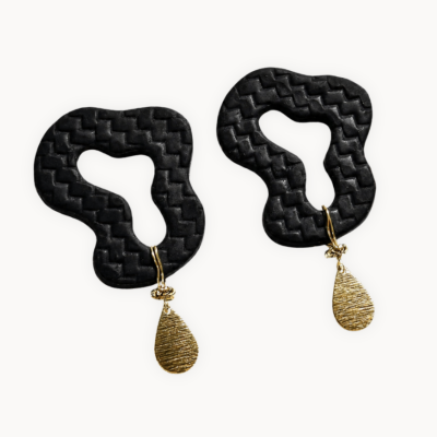 Par de brincos pretos com pendente dourado em forma de gota