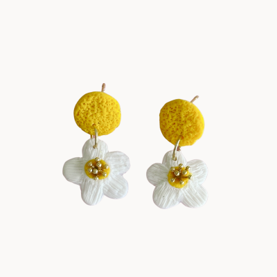 Brincos florais brancos e amarelos com detalhe dourado