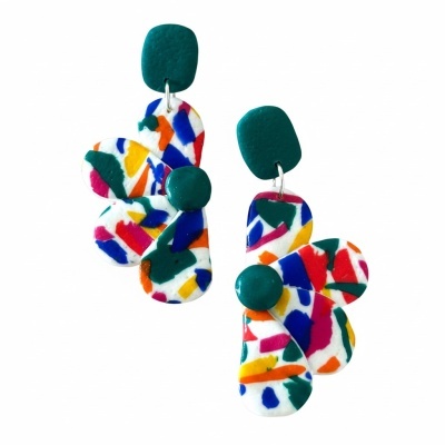 Brincos coloridos com padrão irregular e formato orgânico