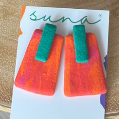Brincos trapezoidais laranja e rosa com detalhe verde em cartão branco