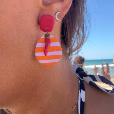 Brinco pendente laranja, branco e vermelho com outra meia-lua brilhante