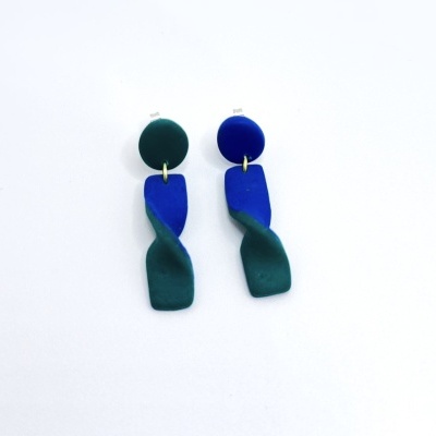 Brincos pendentes azuis e verdes com formas geométricas torcidas