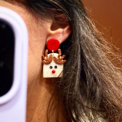 Brinco artesanal de rena com galhadas castanhas e disco vermelho