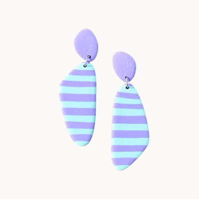 Brincos pendentes lilás e azul claro com riscas