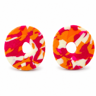 Brincos redondos coloridos com furo central em padrão rosa, laranja e branco