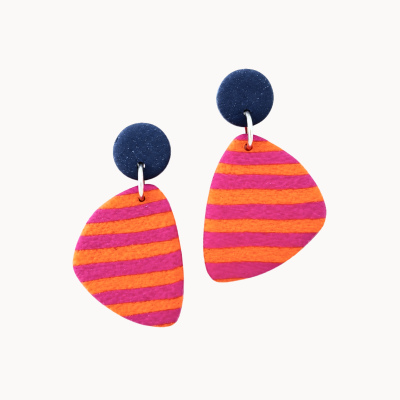 Brincos com base redonda azul escuro e pendente laranja e rosa às riscas