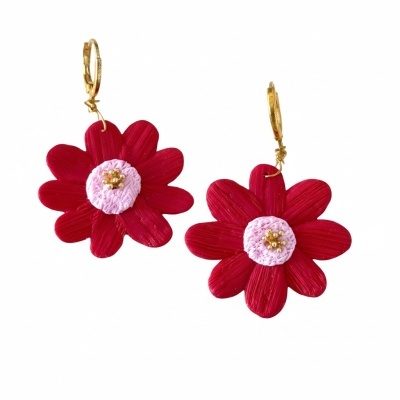Brincos florais vermelhos com centro rosa e detalhes dourados