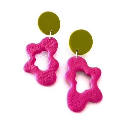 Brincos verde oliva e rosa com forma irregular e textura
