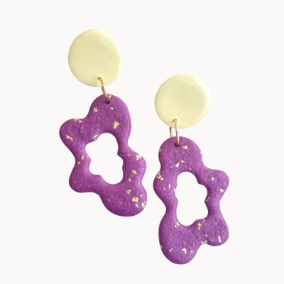 Brincos amarelo claro e roxo com detalhes dourados