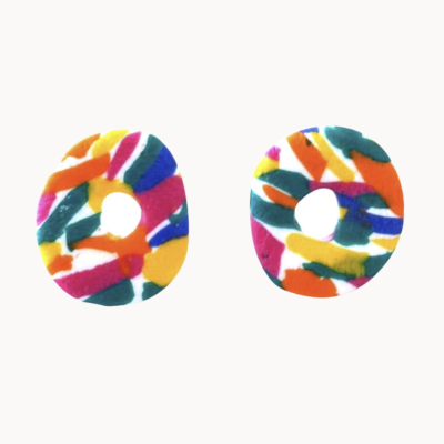 Dois donuts coloridos com cobertura branca e padrões multicoloridos