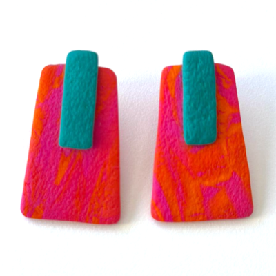 Par de brincos trapezoidais vermelho-rosa com peça azul