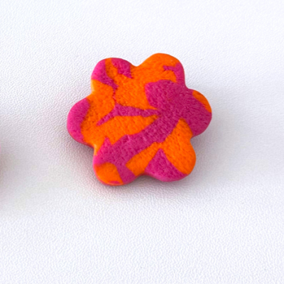 Elemento floral de espuma rosa e laranja sobre fundo branco