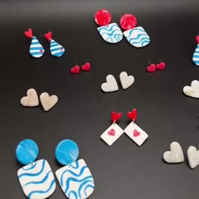 Bijuteria colorida com brincos e colar em superfície preta