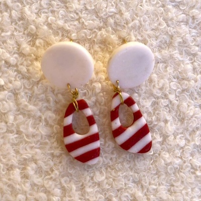 Brincos pendentes com peças brancas e ovais com riscas vermelhas e brancas