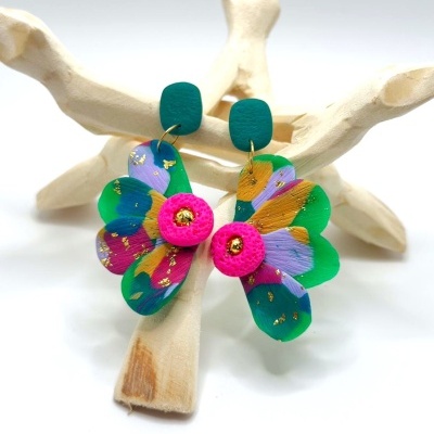 Par de brincos florais coloridos em suporte de madeira
