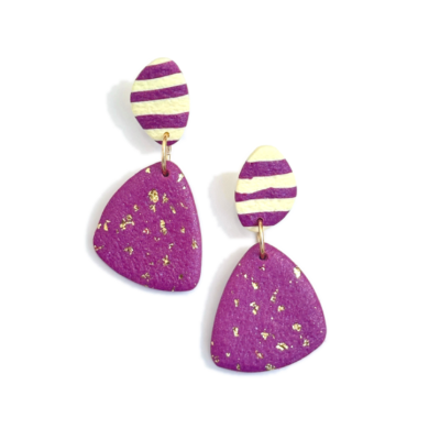 Brincos pendentes roxos com riscas creme e pintas douradas.