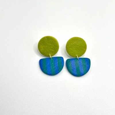 Brincos verdes e azuis com duas formas geométricas unidas por argola metálica