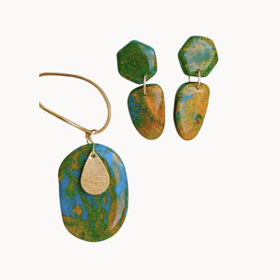 Conjunto de bijuteria com colar e brincos em resina verde, azul e dourado
