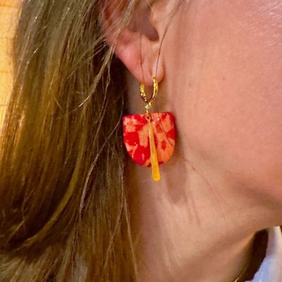 Brinco pendente vermelho marmoreado com argola dourada e pendente amarelo