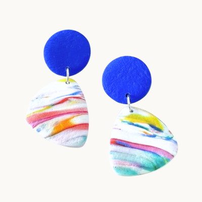 Brincos pendentes com base azul e desenho marmoreado colorido