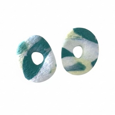 Brincos orgânicos com padrão verde-azulado e branco, textura rugosa.