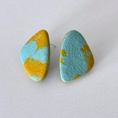 Brincos de pedra turquesa com manchas amarelas