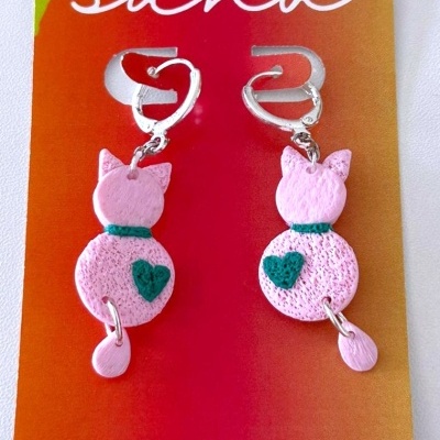 Brincos pendentes em forma de gato cor-de-rosa com coração verde