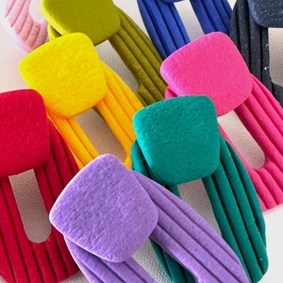 Molas de cabelo coloridas feitas de tecido felpudo