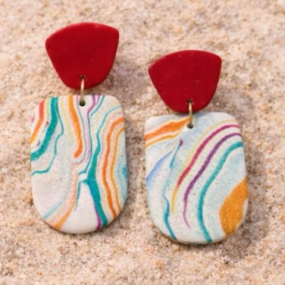 Brincos pendentes vermelhos com padrão colorido curvo em base branca