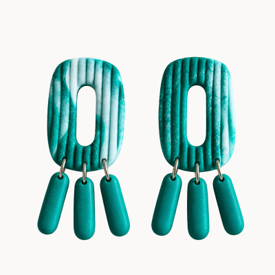 Brincos em azul turquesa com base oval e pendentes compridos