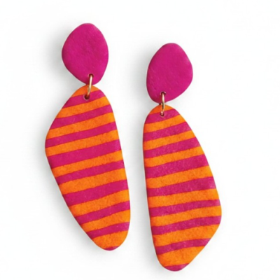 Brincos em forma irregular com padrão de riscas laranja e rosa