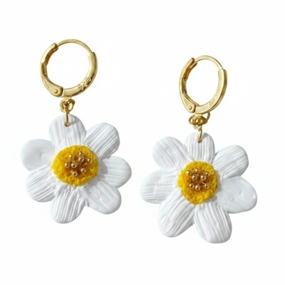 Brincos com pendentes flor branca com centro amarelo