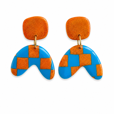 Brincos de resina laranja e azul com padrão de xadrez