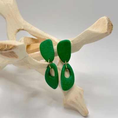 Brincos verdes pendentes em madeira clara esculpida